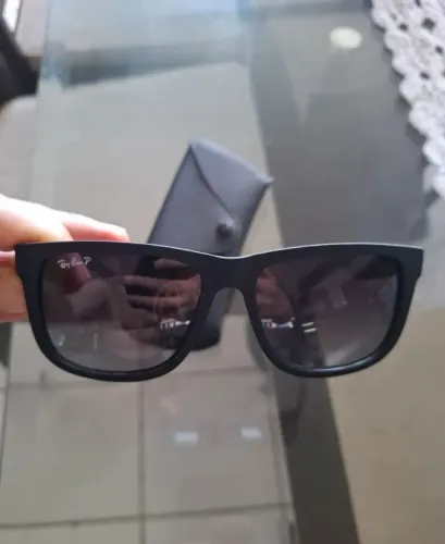 Oculos de sol polarizado Ray Ban Justin Classic RB416l cor matte black lente gray degradee