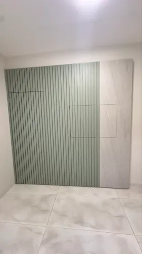Vendo painel ripado na cor menta com detalhes mármore cinza