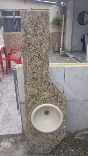 Bancada de granito com cuba . Perfeita para banheiro e lavabo .