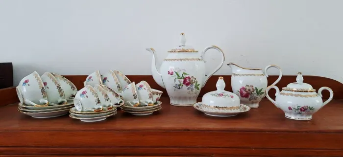 Conjunto de chá e café de porcelana Steatita com decoração floral e bordas douradas dec.50