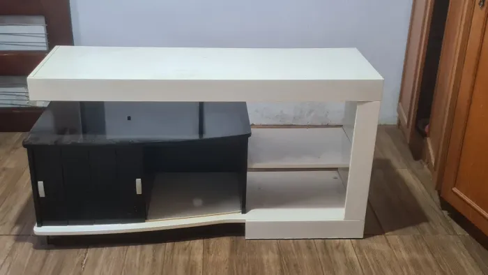 Rack preto e branco TV