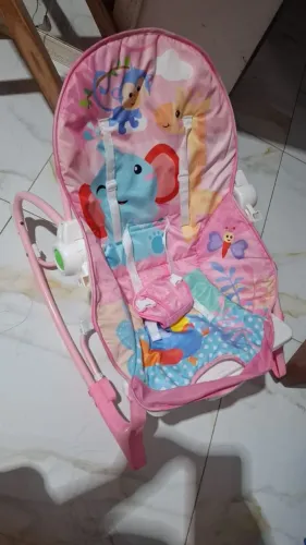 Cadeira de balanço e descanso de bebê , pouco tempo de uso, canta uma música, funciona tud
