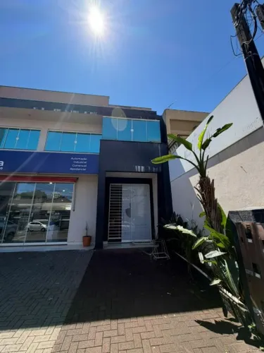 Encontre o espaço ideal para o seu negócio! Esta sala comercial oferece um ambiente amplo 
