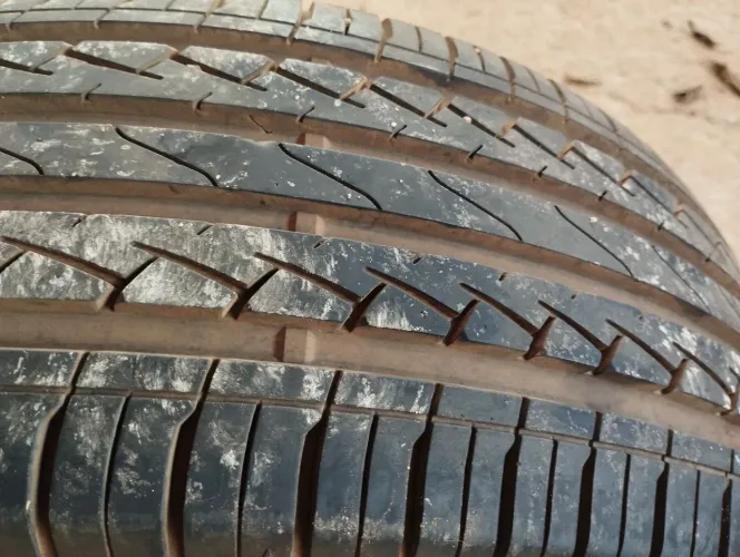 Pneu 195/60 R15 com apenas 2 meses de uso 99% de borracha