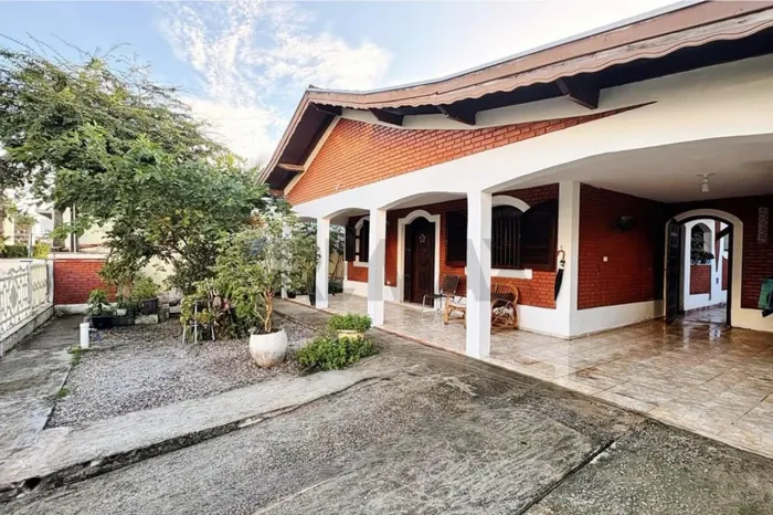 Casa com Edícula a 100 metros do Mar - Praia da Massaguaçu