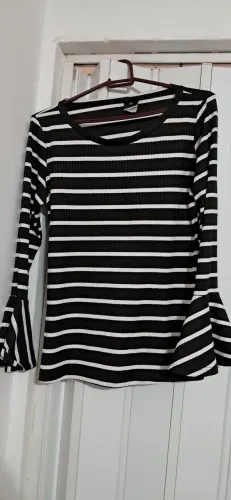 BLUSA LISTRADA PRETA E BRANCA