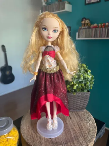 Boneca Apple White Legacy Day Ever After High - Usada