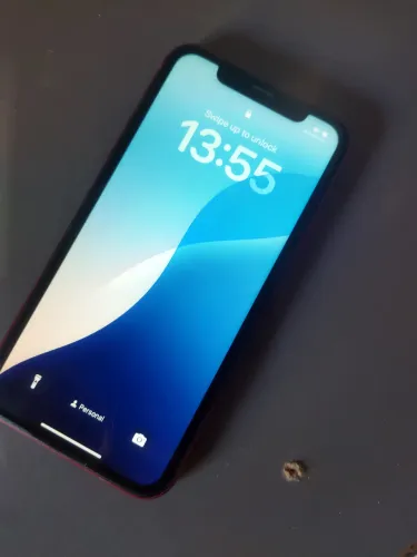 iPhone XR original, com poucas marcas de uso pra sair logo.