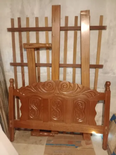 Vendo uma casa de madeira valor 100 reais interessado entra em contato whatsapp *