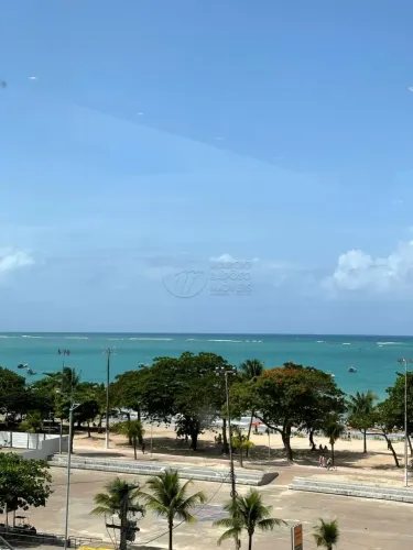 Apartamento com 2 quartos à beira-mar à venda na Pajuçara no Edifício Jangada