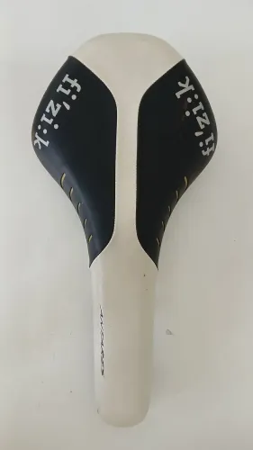 Selim Fizik Antares R3 de cor branca e preta.