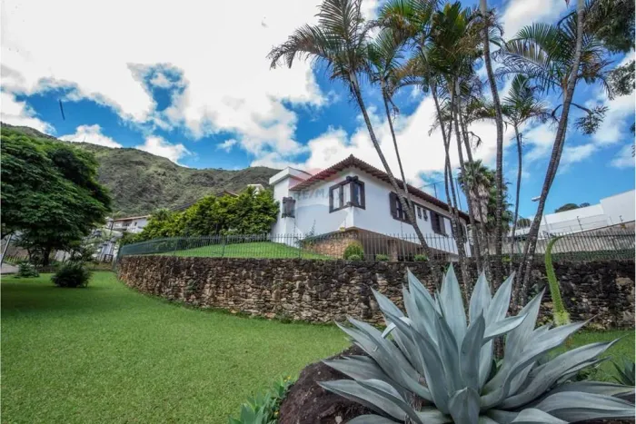 Casa espetacular na Praça do Papa com 980m², piscina e 8 vagas | Alto padrão em BH