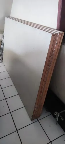 Divisoria e Portas Eucatex - Vendo em bom estado - Leva uma mesa redonda de brinde