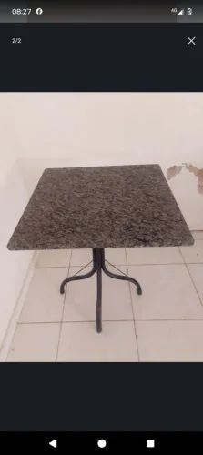 Mesa de mármore sem cadeiras