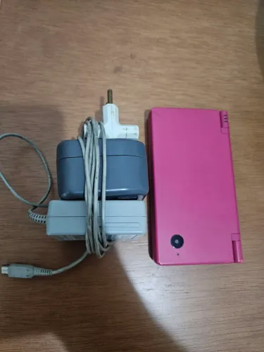 Nintendo DSi com jogo Mario Bros