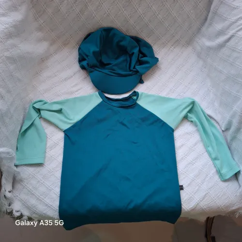Camisa e chapéu ultra violeta