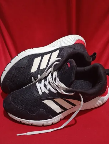 Tênis Adidas para treinos de academia e corrida urbana, tamanho 38.
