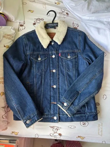jaqueta jeans com peluciado Levis azul tam M