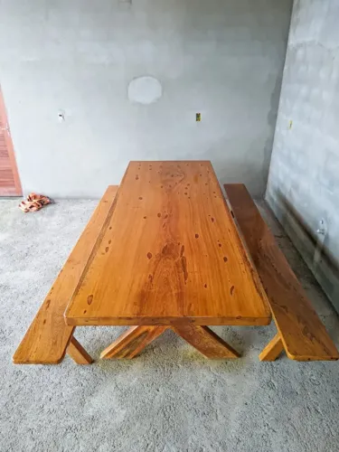 Mesa de Jantar Envernizada com Bancos, Madeira Angelim | Alto Padrão