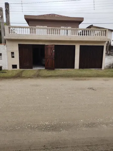 SOBRADO À 100M DA PRAIA, 2 DORMS, 3 VAGAS PARA CARROS - 7124