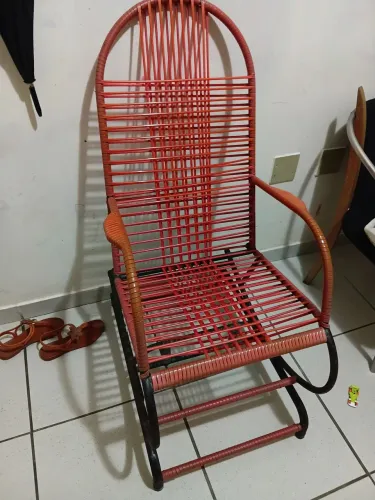 Cadeira de balanço vermelha