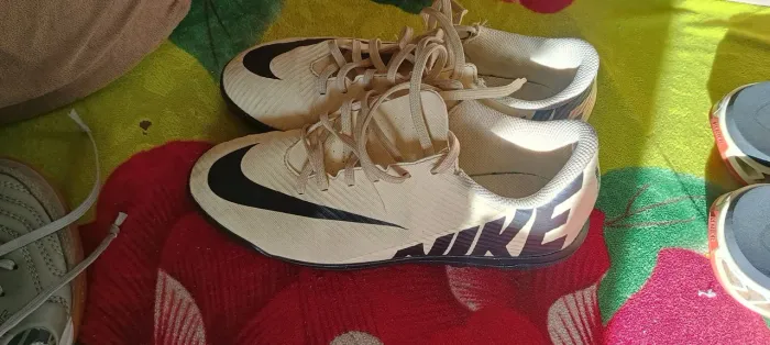 Chuteira society Nike  Semi nova número 37