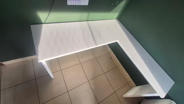 Mesa de estudos em L