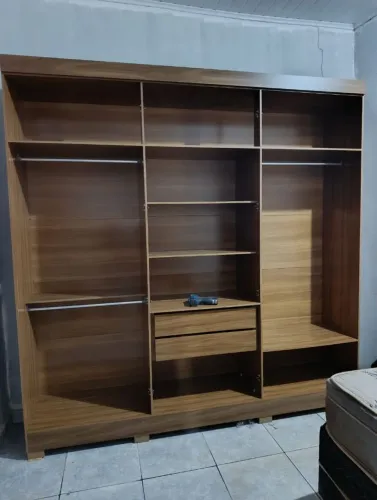 Guarda-roupa ripado corrediça telescópica pesinho puxador em MDFem PVC