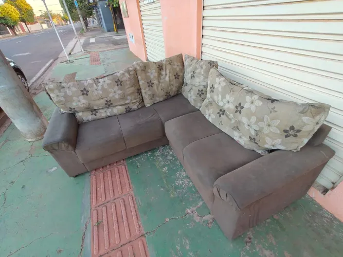 Sofá de canto com 1.90cm x 1.90cm usado porém conservado ((ENTREGO GRATIS))