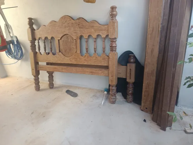 Cama de madeira casal