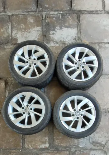 JOGO DE RODAS ARO 17'' ORIGINAIS VW JETTA 250TSI COM PNEUS EM ECELENTE ESTADO