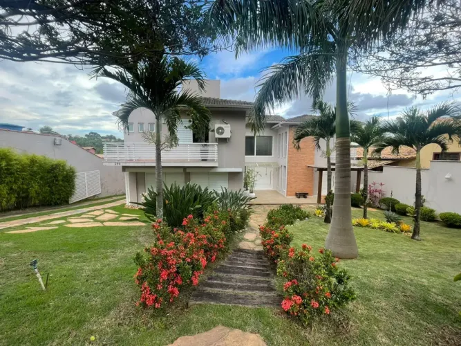 Casa de condomínio para venda possui 620 metros quadrados com 5 quartos