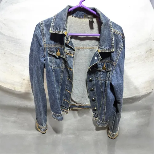 Jaqueta jeans Forever 21 tamanho P em excelente estado