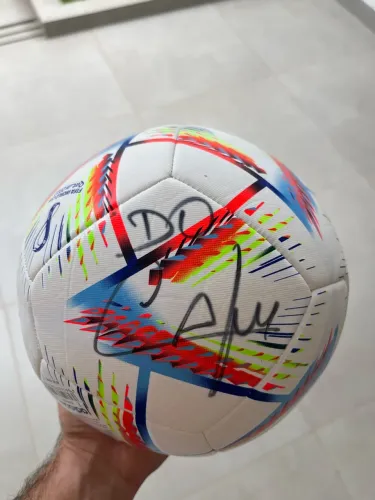 Bola original FiFA 2022 com assinatura de Cafu e Formiga