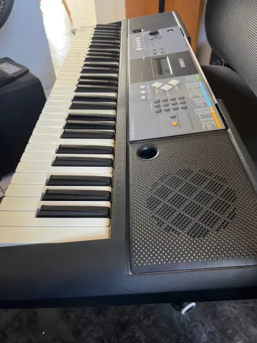 Teclado Yamaha psr e233