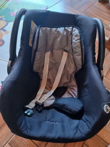 Vende-se um bebê conforto.