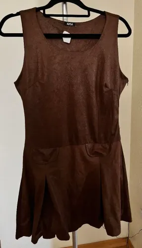 Vestido marrom de Suede. Novo, com etiqueta. Tam. M. A peça perfeita pro inverno 2026!