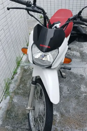 Moto semi nova, praticamente zero. 