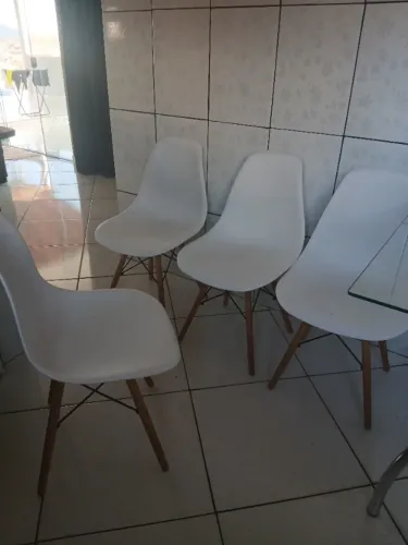 Cadeiras eams novas na cor branca moderna e pra sua casa e escrito