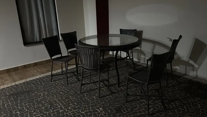Jogo de Mesa com 6 cadeiras 