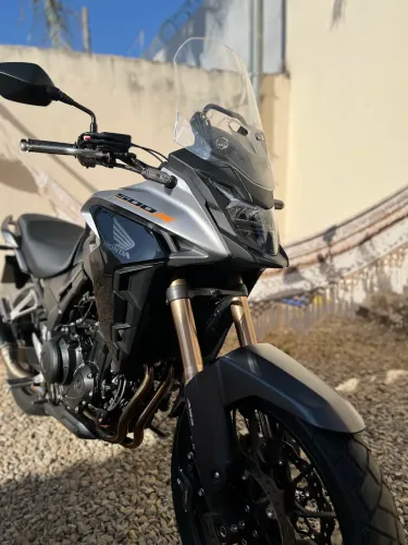 Honda CB500X 2023 Com acessórios e muito conservada