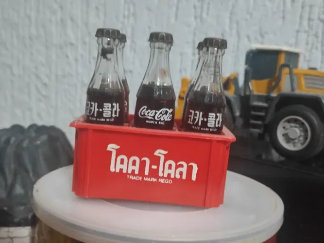 Miniatura de fardinho e garrafinhas de coca cola antigo