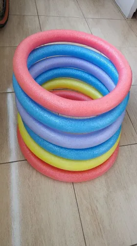 Espaguete flutuador circular para natação.