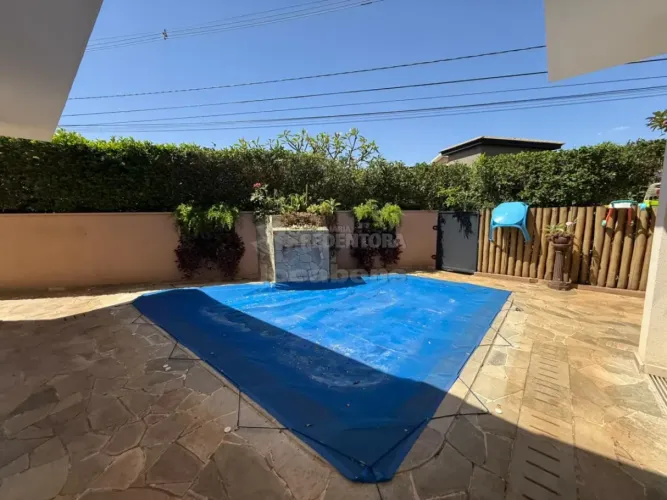 Casa em condomínio fechado com 03 quartos