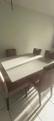 Mesa grande de madeira com 6 lugares