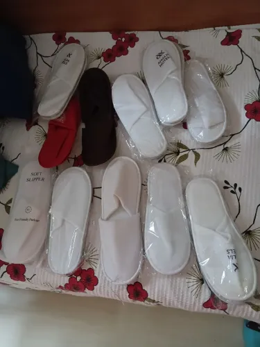 Kit com 11 pares de chinelos/pantufas para quarto.