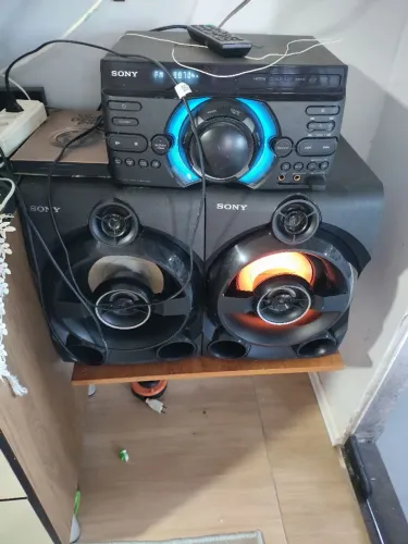 Estou vendendo este apartamento de som marca Sony CD e DVD embutido HDMI bluetooth poteci1