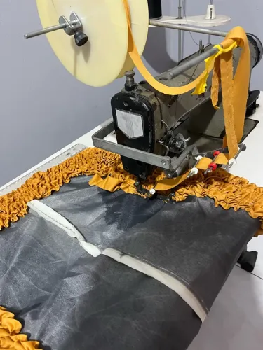 Máquina de Costura Industrial para Frufru / Franzir - Completa com Mesa e Motor