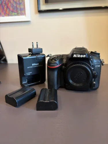 Nikon D7100 - corpo + 2 baterias
