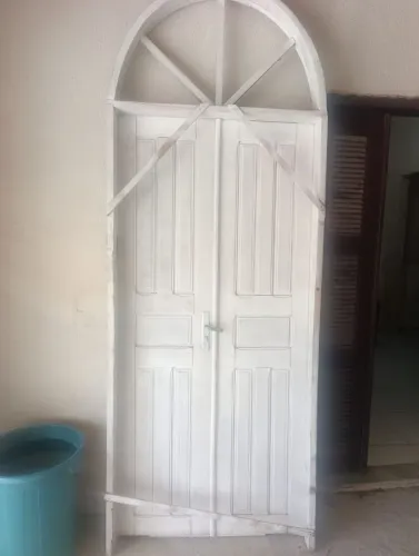 Porta nova de muiracatiara nova , dada fundo branco otimo para igreja